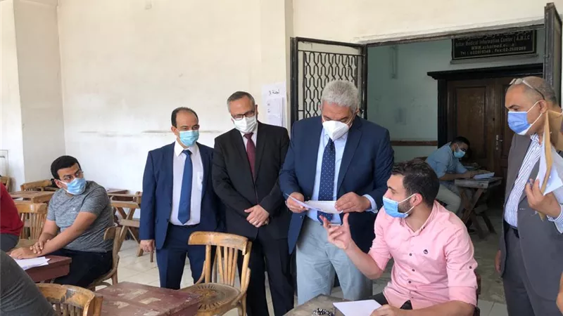 صديق يتفقد امتحانات الدراسات العليا لقطاع كليات الطب بجامعة الأزهر
