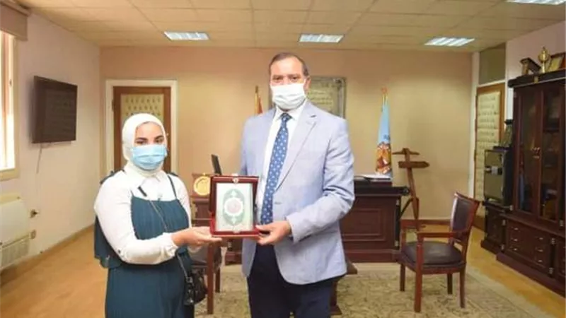رئيس جامعة سوهاج يكرم طالبة بعد إعادتها لمبلغ مالي عثرت عليه ..صور