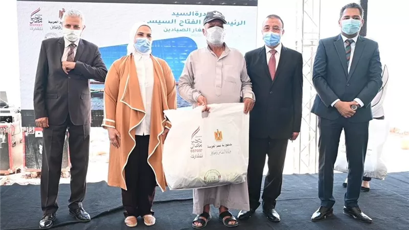 وزيرة التضامن ومحافظ الاسكندرية يشهدان تسليم مساعدات لـ ١١٠٠ صياد ببحيرة مريوط