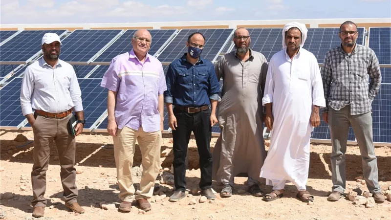 الامير يتفقد محطات التحلية التي تعمل بالطاقة الشمسية غرب مطروح
