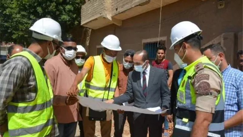 نائب محافظ سوهاج يتفقد المشروعات الجارية بقرى الحريزات والشهداء