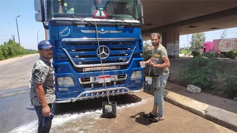 المزين تحرر محضرين لمواطنيين قاما بغسيل سيارتهم بالطريق العام باجا