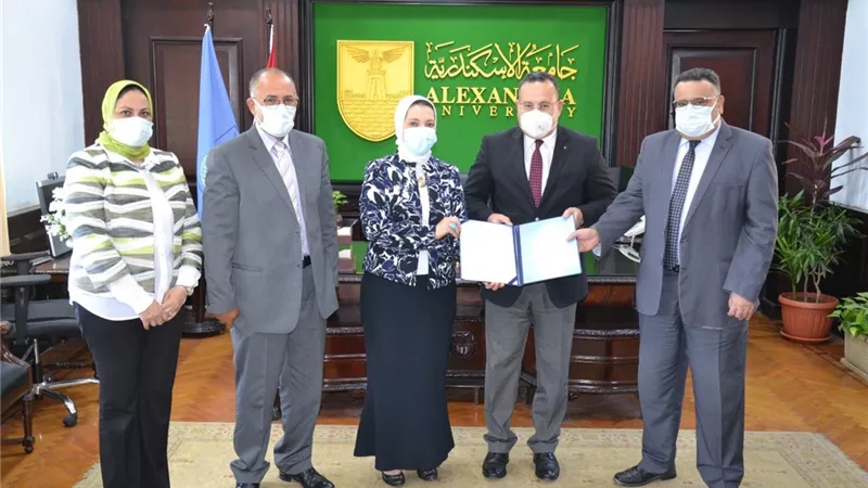 رئيس جامعة الإسكندرية يسلم عمداء 5 كليـــــات عقود مشروعات طلابية وتميز وإعتماد دولــى