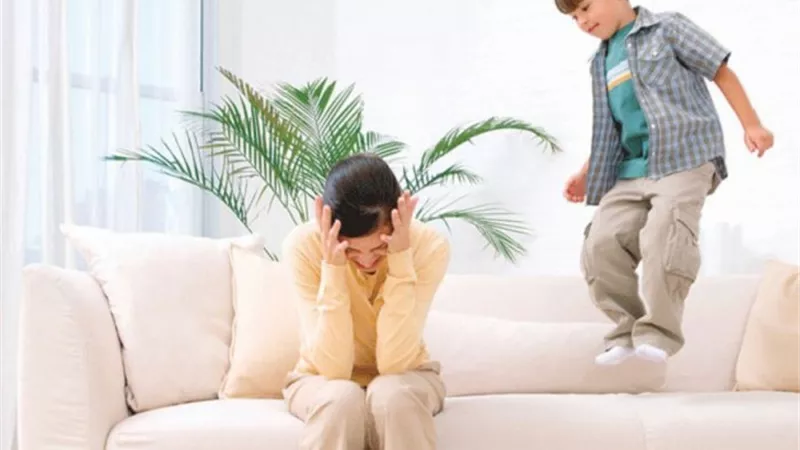 بالفيديو.. طبيب نفسي يحذر من تناول الأطفال سكريات بشكل زائد