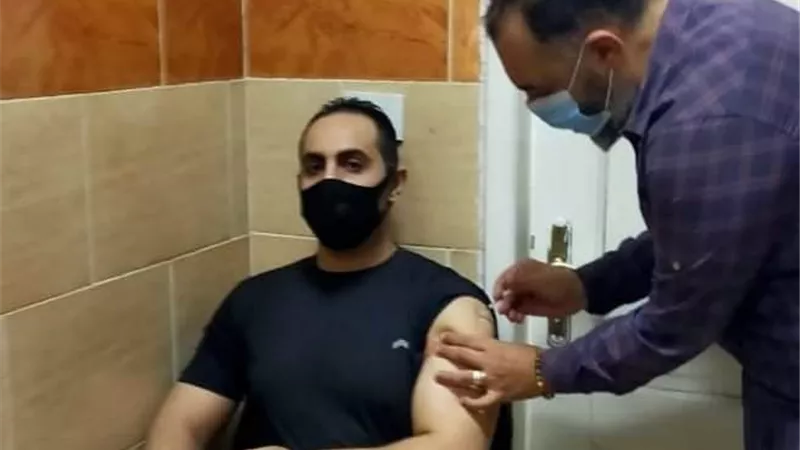 محمد محسن يشيد بسهولة الإجراءات بمراكز اللقاح