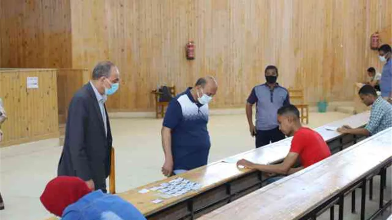 4577 طالب وطالبة أدوا الامتحانات بتجارة جنوب الوادى.. بالصور