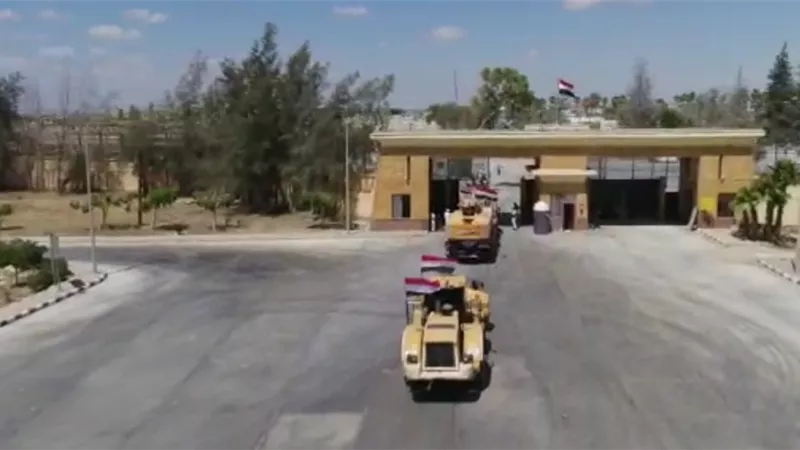 دخول معدات هندسية واطقم مصرية لقطاع غزة لإعادة الاعمار بتوجيهات من الرئيس السيسي .. فيديو وصور