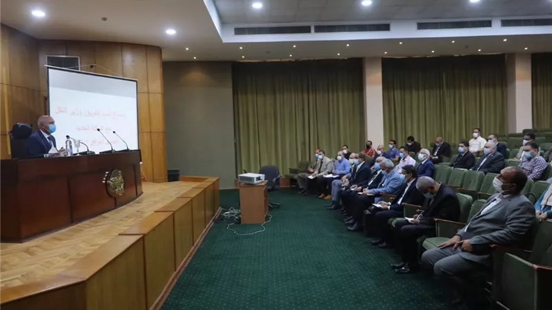 وزير النقل يعقد إجتماعا موسعاً مع قيادات ورؤساء مناطق وورش