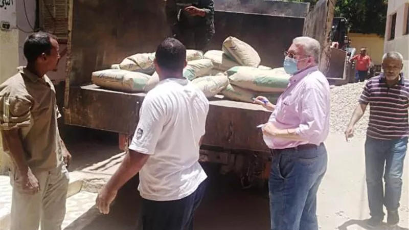 إيقاف اعمال بناء مخالف بمنطقة أبو الجود فى الأقصر.. بالصور