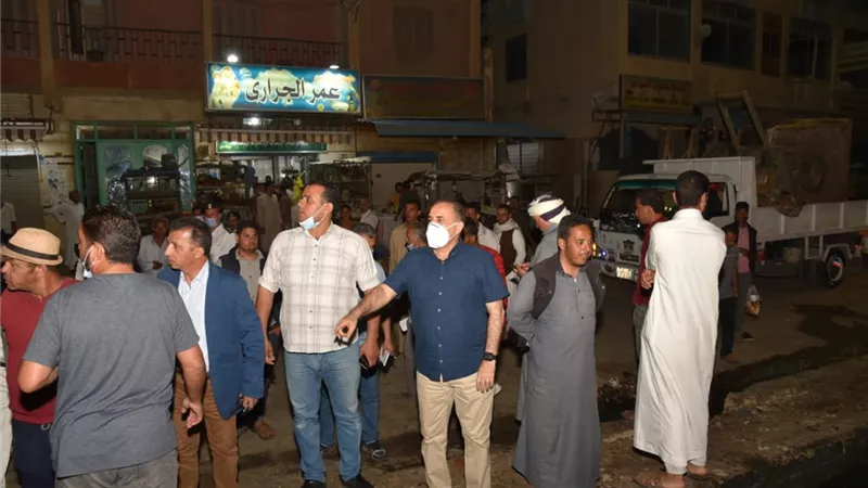 سكرتير عام مطروح يقود حمله ليلية لازالة الاشغالات بشوارع المدينة