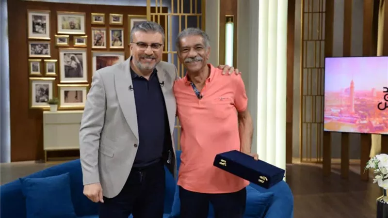 عمرو الليثى يُهدى سيد رجب درع قناة الحياة
