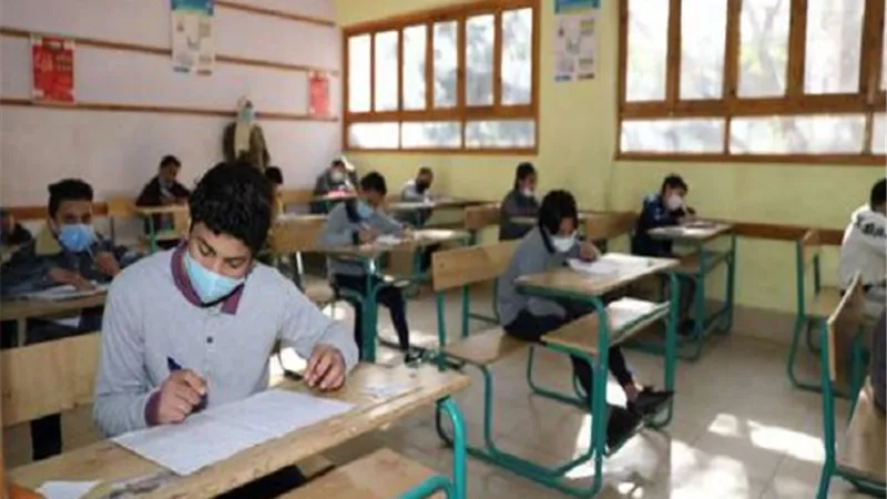 طلاب اعدادية القاهرة يؤدون امتحان اللغة الاجنبية اليوم