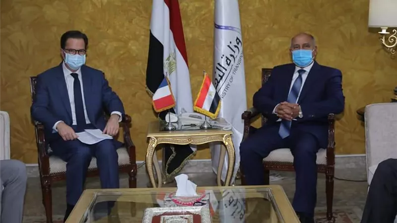 وزير النقل يستقبل السفير الفرنسي بالقاهرة لبحث تدعيم التعاون المشترك في مجالي السكك الحديدية والمترو