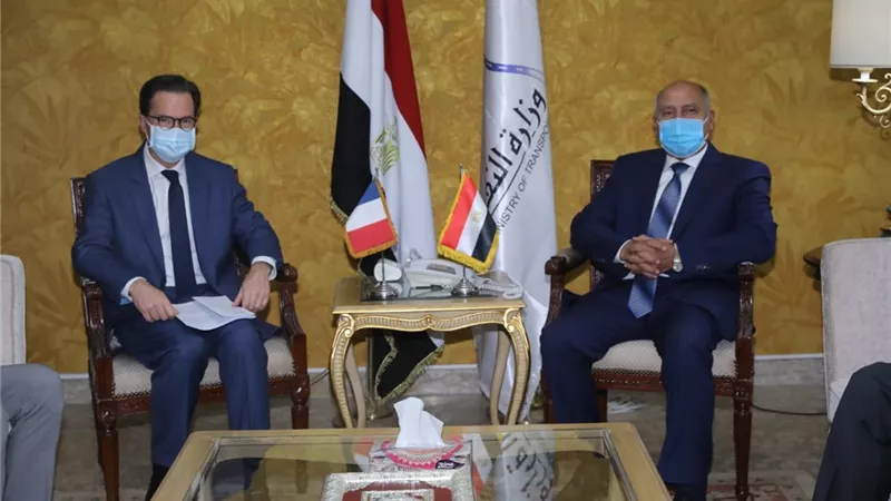 وزير النقل يبحث مع السفير الفرنسى تدعيم التعاون المشترك في مجالي السكك الحديدية والمترو