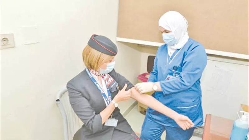 وزارة الطيران بدأت رحلة تطعيم 60 الف عامل