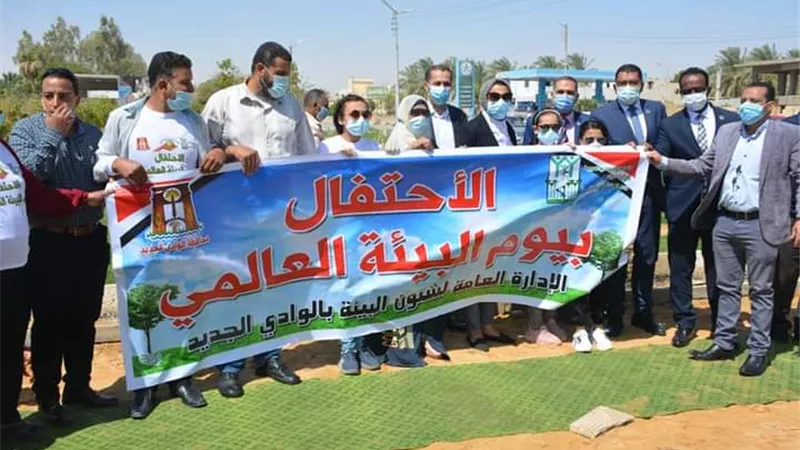 نائب محافظ الوادي الجديد تزرع نخلة احتفالا بيوم البيئة العالمى بالخارجة