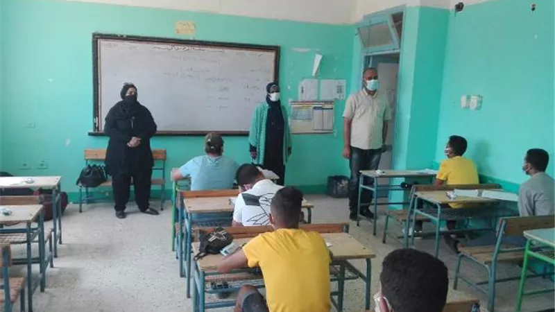 مدير تعليم السويس يتفقد لجان الإعدادية ويؤكد الامتحانات واضحة وسهلة ..صور