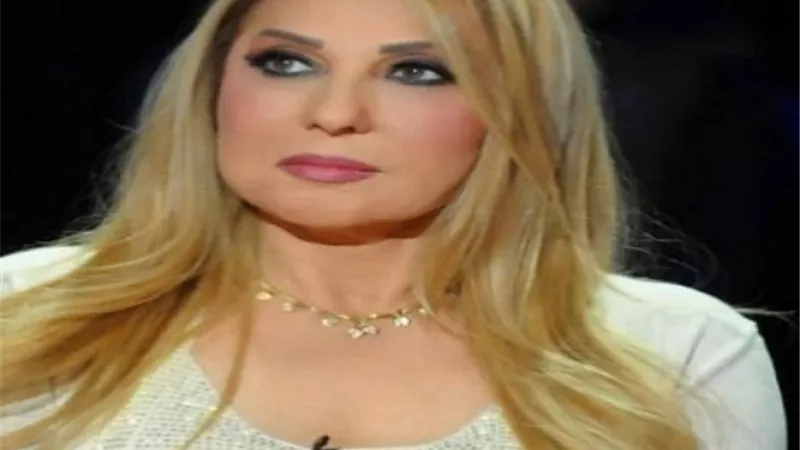 نادية الجندي تشارك جمهورها صورة من الذكريات.. ومتابعة تعلق: أفضل ممثلة فى مصر