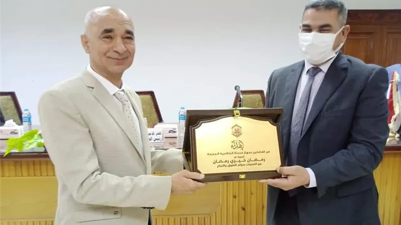 الصالحية الجديدة يكرم رئيس الجهاز السابق تقديراً لجهوده