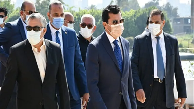 وزير الرياضة يتفقد أعمال التطوير الشاملة بنادي الصحفيين