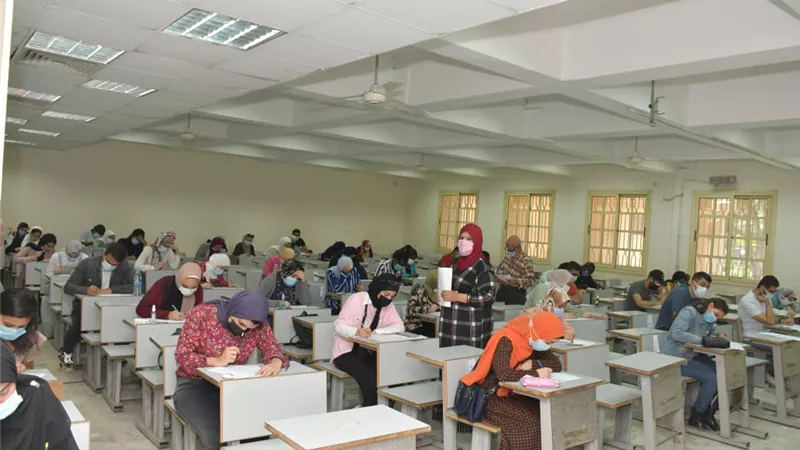 رئيس جامعة القاهرة: امتحانات نهاية العام تجمع بين نظامي الأونلاين والحضور