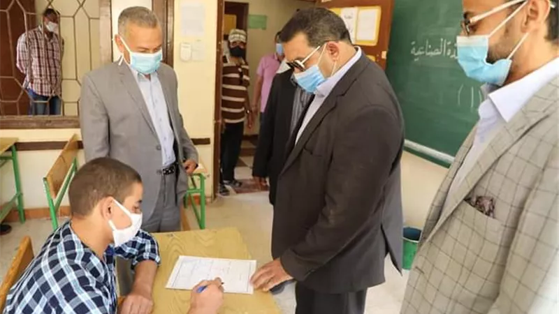 وكيل التعليم يتفقد لجان الفكرية وصلاح الدين الاعدادية بالخارجة التعليمية