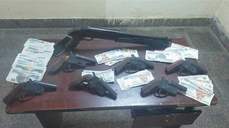 ضبط تاجر أسلحة بالمنيا بحيازته 7 قطع نارية داخل سرداب بمنزله