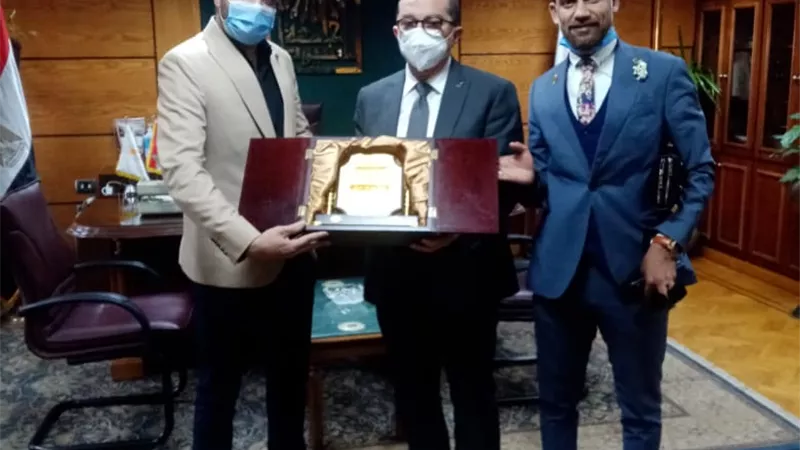 رئيس جامعة أسيوط يستقبل وفداً من العاملين لتقديم المصحف الشريف ودرع تكريماً وعرفاناً لمجهوداته في دعم العاملين