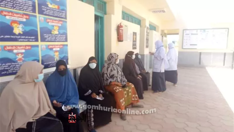 كبار السن والسيدات الاكثر اقبالا على تطعيمات كورونا بقرى الداخلة وبلاط.صور