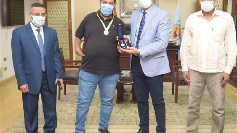 جامعة سوهاج تكرم موظف بالمدينة لحصوله علي المركز الثالث في كأس مصر لالعاب القوي