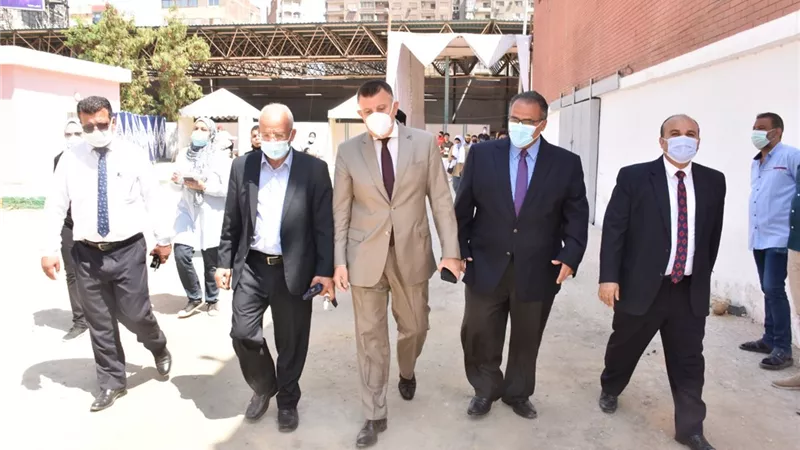 رئيس جامعة عين شمس يشهد انطلاق امتحانات نهاية العام بالحقوق