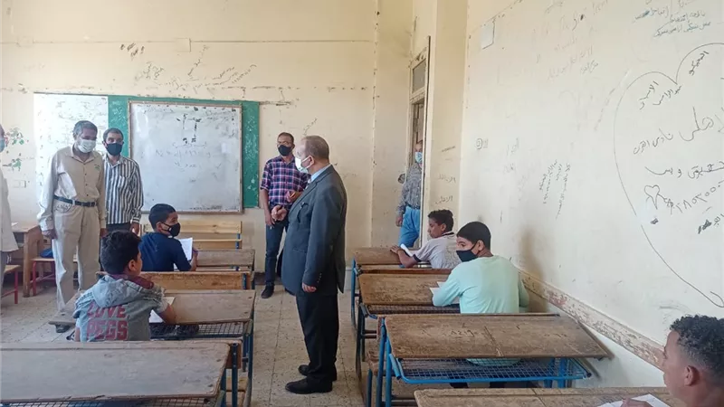 صبرى يتفقد لجان امتحانات الإعدادية بابوتشت وفرشوط