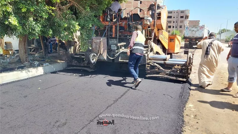 رئيس مركز إسنا جنوب الأقصر يتفقد أعمال الرصف