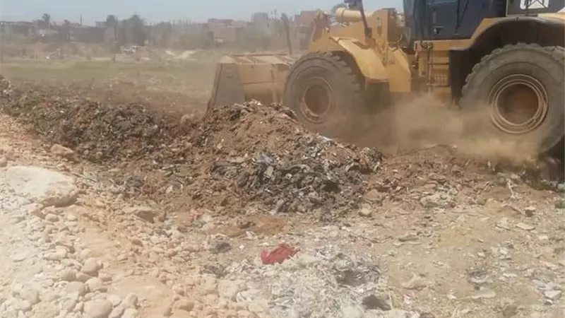 حملة نظافة ورفع كميات من المخلفات والتراكمات والأتربه بسوهاج..صور
