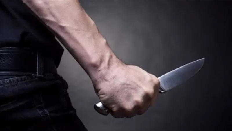 بسبب معاكسه فتاه .. عامل يطعن شاب بسكين في الدقهلية
