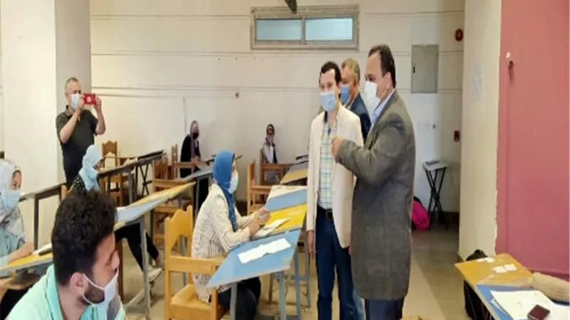 نائب رئيس جامعة بنها لشئون التعليم يتابع سير الامتحانات بكلية الفنون التطبيقية