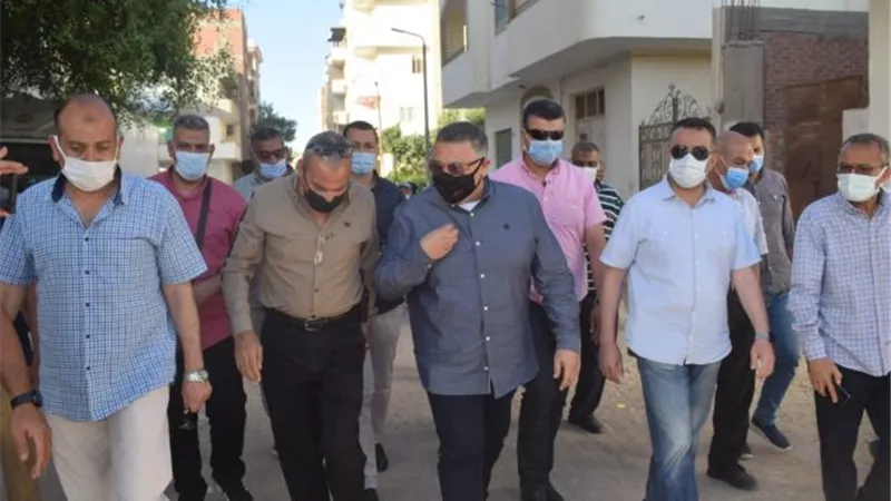 محافظ البحر الأحمر يتفقد منطقة السنتر الليبى لرصد المخالفات فى الغردقة.. بالصور