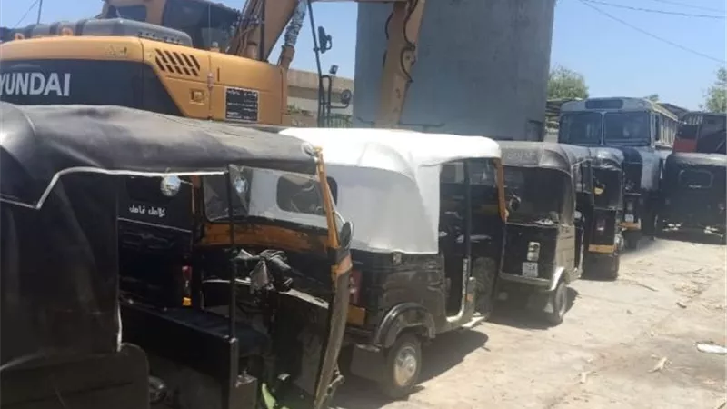 جهاز مدينة دمياط يشن حرب على التوك توك ويصادر 7 بالتعاون مع شرطة.. بالصور