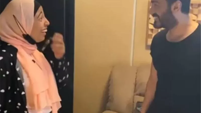 مش جديد عليه .. تامر حسنى يلبى امنية فتاة فى لقطة انسانية