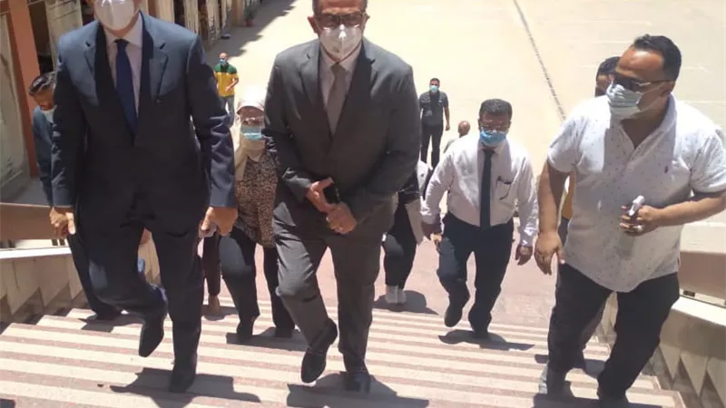 رئيس جامعة عين شمس يتفقد أول أيام امتحانات نهاية العام بالألسن