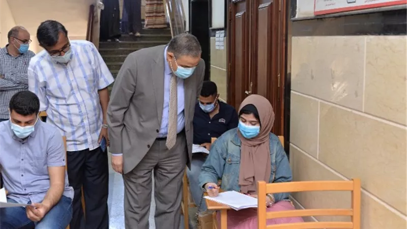 رئيس جامعة كفر الشيخ يتفقد الإمتحانات في 3كليات ويشيد بالإجراءات الإحترازية..صور