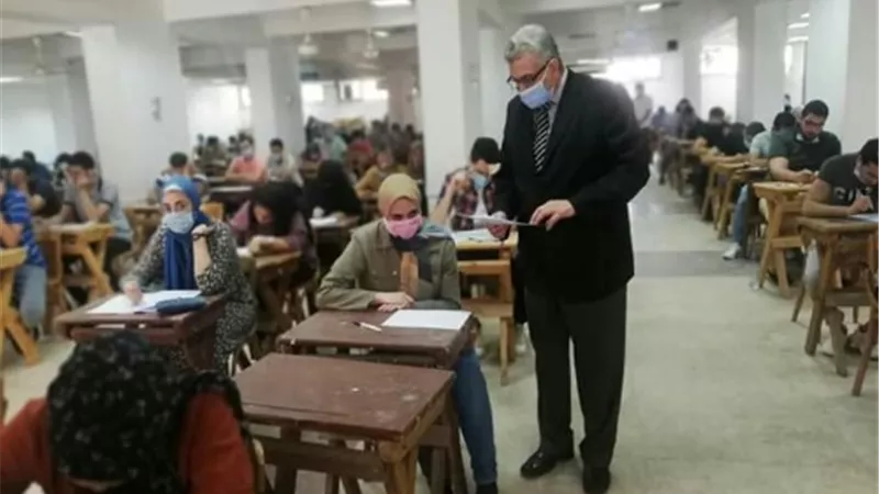 عميد طب بنها يتابع امتحانات الفرقة الخامسة ويطمئن على تطبيق الاجراءات الاحترازية باللجان