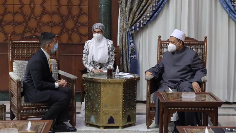 الإمام الأكبر يثني على نشاط السفير التايلاندي مع أبناء وطنه الدارسين بالأزهر*