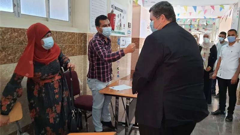 وكيل وزارة التربيةوالتعليم يتابع لجنة المقابلات الشخصية للطلاب المتقدمين للدراسة بالمدرسة اليابانية للعام القادم