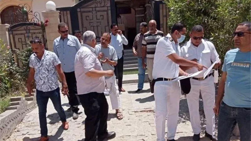 جهاز بدر يغلق ويشمع 21 عقار ومحل مخالف بالتعاون مع شرطة التعمير.. بالصور