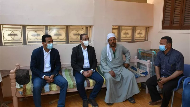 محافظ الفيوم يقدم واجب العزاء لأسرة الشهيد 