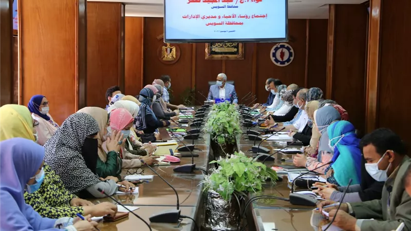 صقر يلتقي رؤساء الأحياء ومديري إدارات الديوان العام لمحافظة السويس