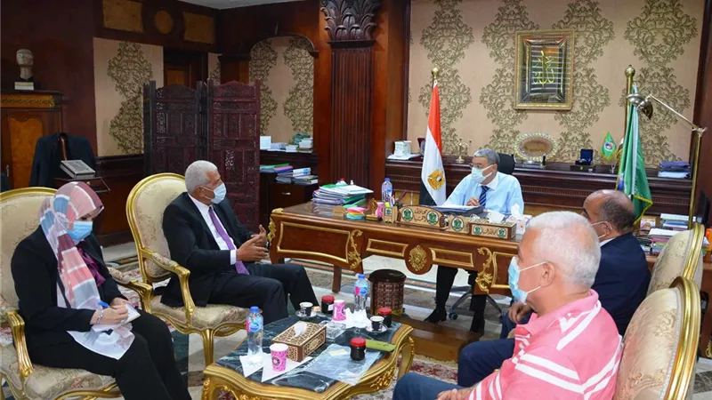 محافظ المنيا ونقيب الزراعيين يبحثان تسويق الحاصلات الزراعية فى قرى مبادرة حياة كريمة