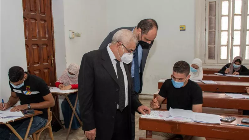 رئيس جامعة طنطا: انتظام الامتحانات بـ «كلية التجارة»-صور