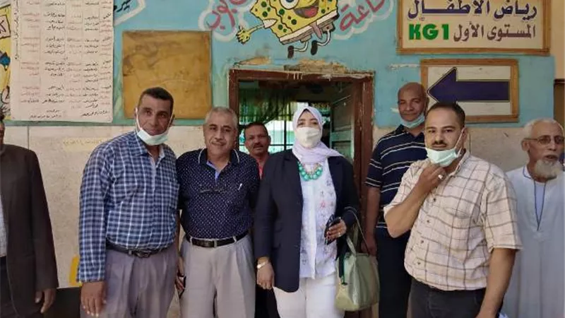 مدير إدارة دشنا التعليمية تتابع تطعيم معلمى المرحلة الثانوية بلقاح كورونا